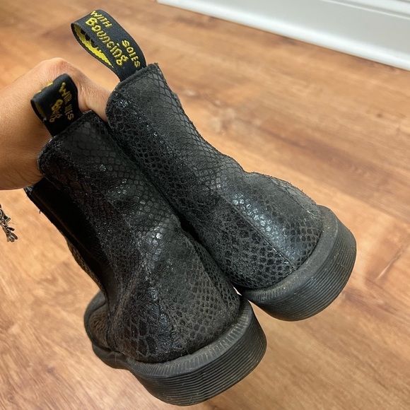 Dr Martens FLORA SNAKE-PATTERN CHELSEA BOOTS BLACK - Picture 8 of 10